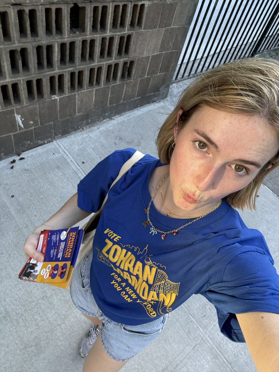 macyagilliam's tweet image. IM LIBBING OUTTTTTTTTT
(listen to the bar cheer while they took down the "cuomo for mayor" sign at their empty watch party lol)