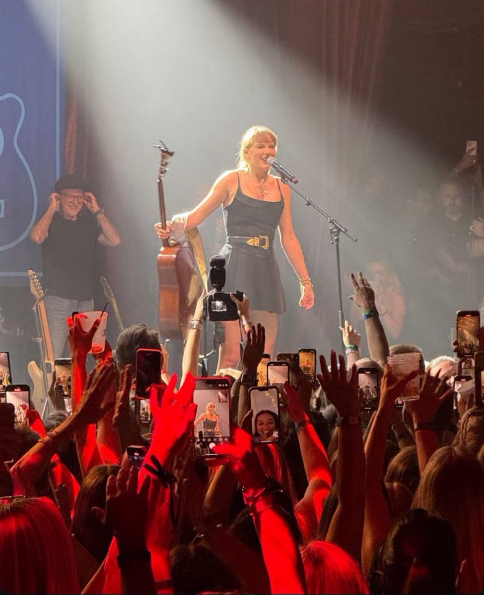 TayUpdatesARG's tweet image. 📸| Taylor cantando en el Tight Ends Friends esta noche!