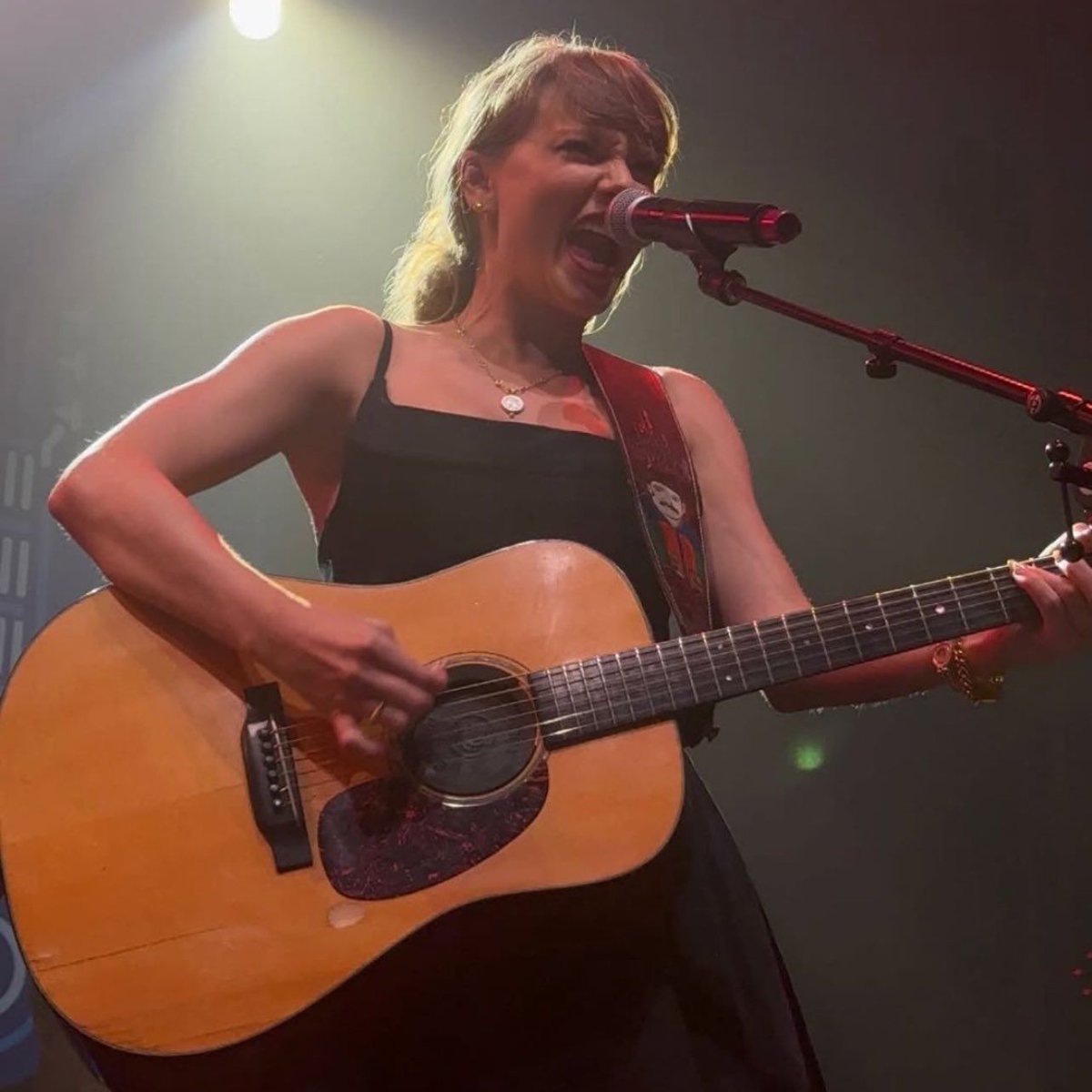 TayUpdatesARG's tweet image. 📸| Taylor cantando en el Tight Ends Friends esta noche!