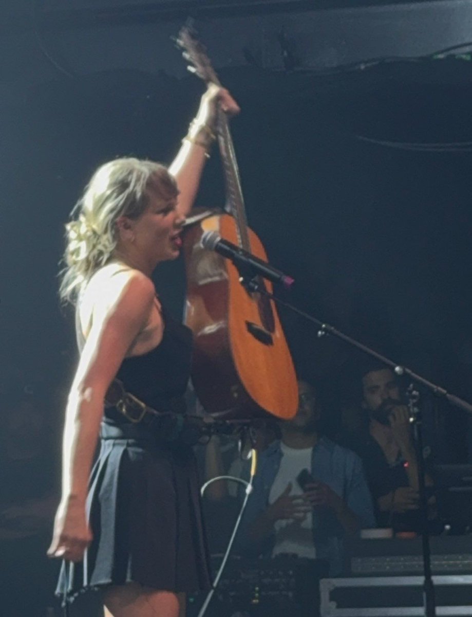 TayUpdatesARG's tweet image. 📸| Taylor cantando en el Tight Ends Friends esta noche!