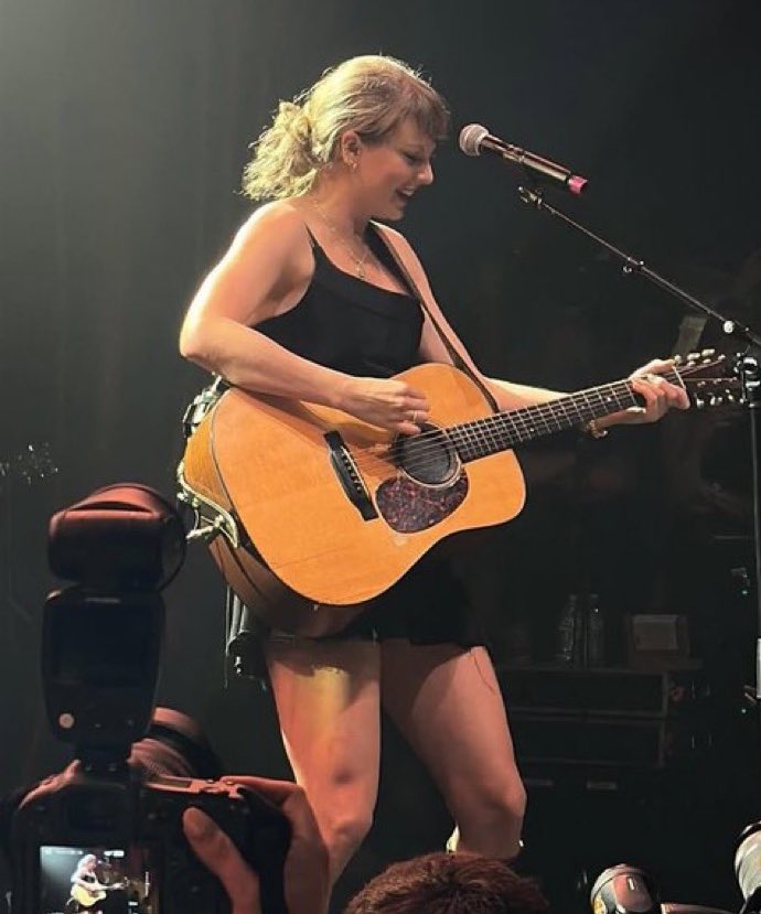 TayUpdatesARG's tweet image. 📸| Taylor cantando en el Tight Ends Friends esta noche!