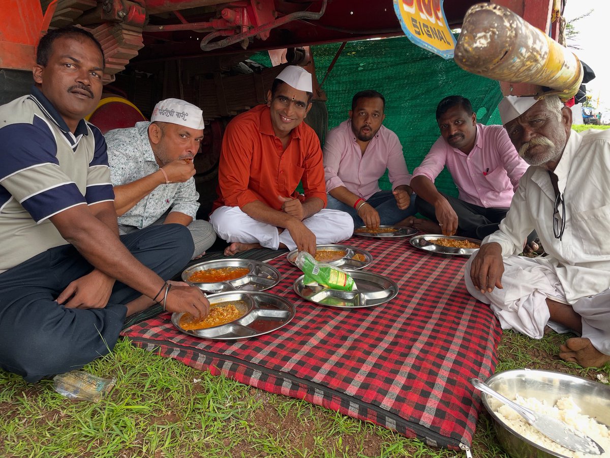 mesandeeppathak's tweet image. पाऊस पडल्याने भरपूर चिखल झाला होता म्हणून वारकऱ्यांनी चक्क ट्रक च्या खाली जेवणाची व्यवस्था केली 😁
खूप आग्रह आणि पोटभर जेवण 
खूप प्रेम ♥️

#sandeeppathak #anandwari #वारी2025 #वारकरी