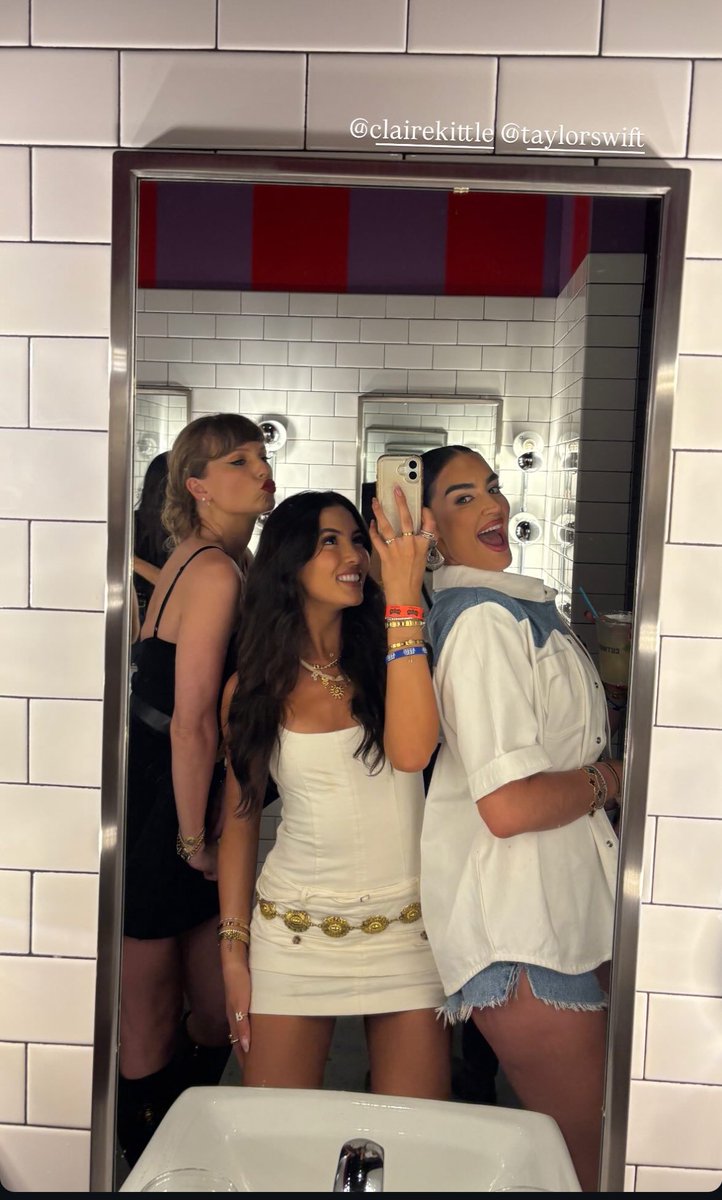TayUpdatesARG's tweet image. 📸| Bathroom selfie!