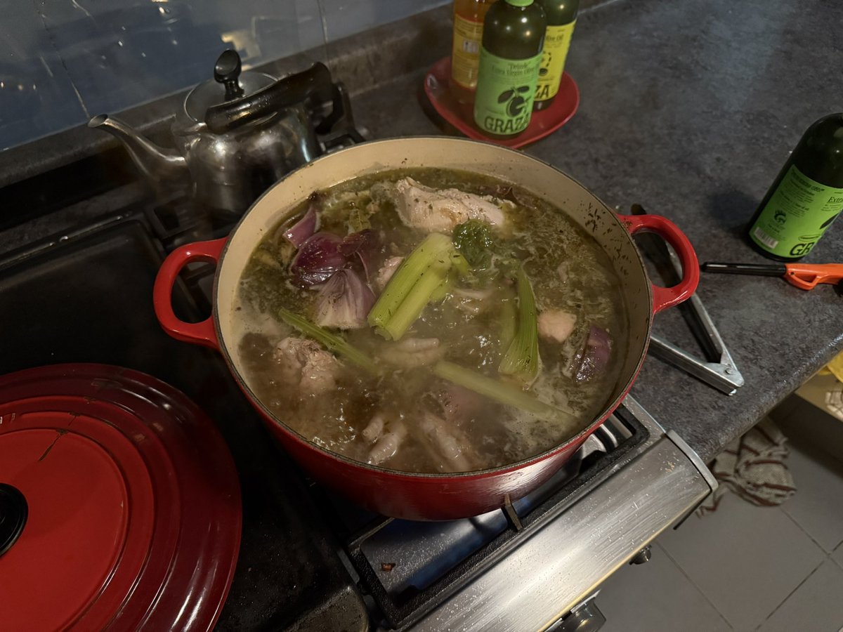 lacomoderdeval's tweet image. haciendo caldo de pollo