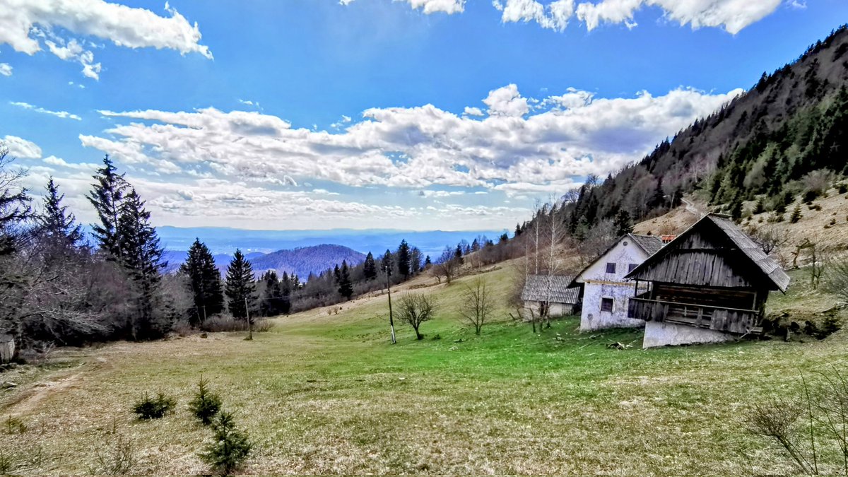 Stane_P's tweet image. Ne vem zakaj, a ta slika mi je ljuba. Ujeta na poti z Velike planine, ko sem hodil sam, razmišljal ne vem o čem – in zagledal domačijo, ki jo je povozil čas.
Tudi mi včasih stojimo tako – med tem, kar je bilo, in tem, kar šele pride.

#melanholija #nostalgija #narava