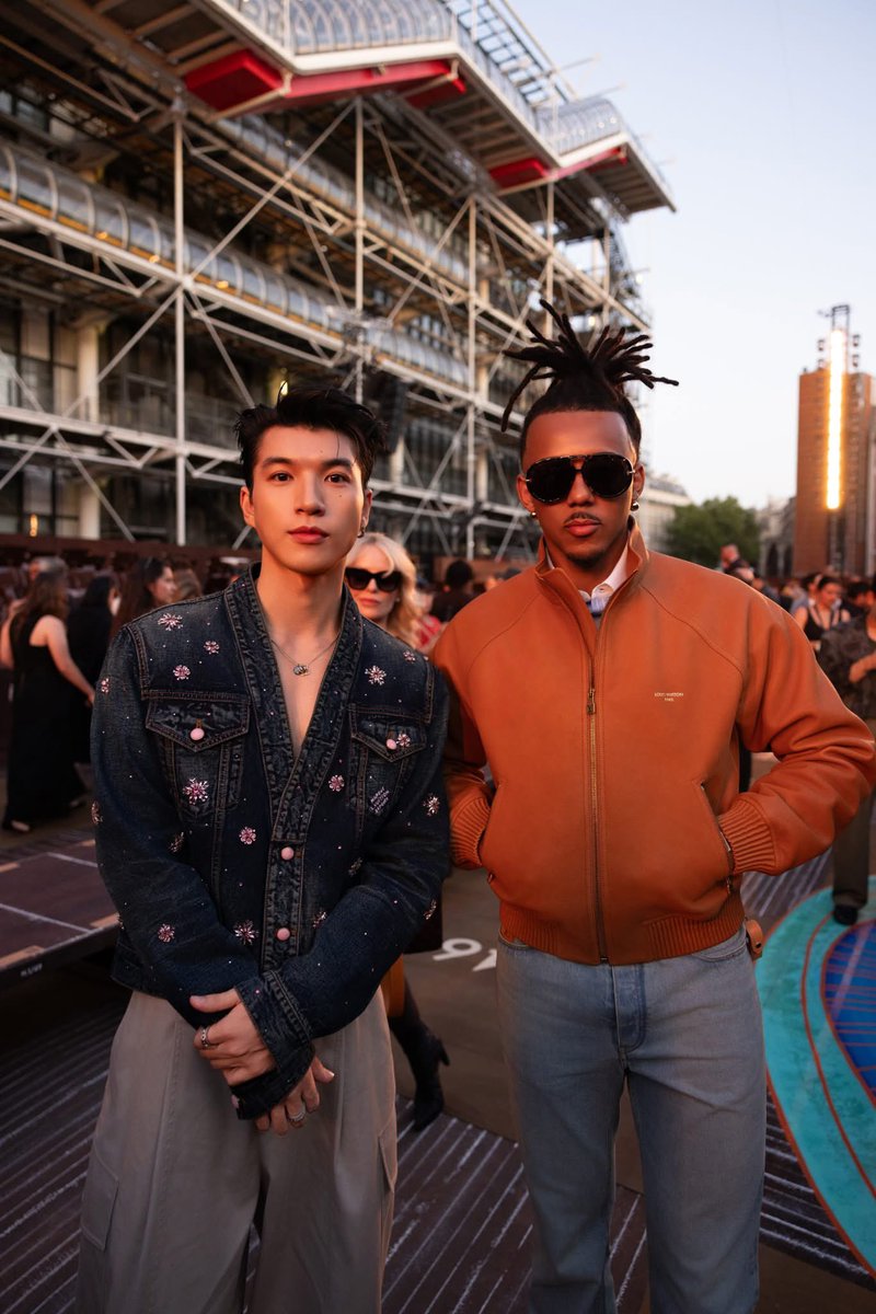 traicamdayroi's tweet photo. HIEUTHUHAI with j-hope, Konde, Fourth &amp; Loco ✨ in LVMenSS26

@LouisVuitton
HIEUTHUHAI in Paris for LVMenSS26
#HIEUTHUHAIxLVMenSS26 https://t.co/sUHjVS64RI