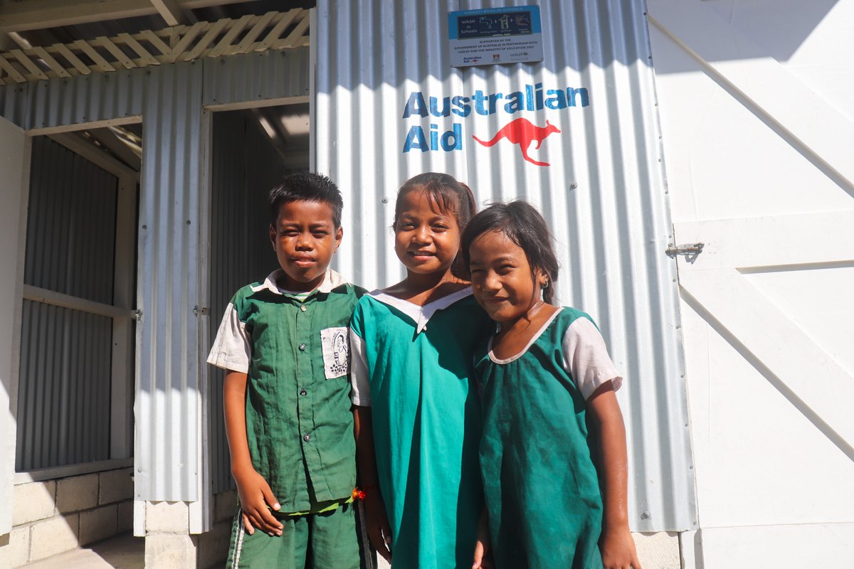 UNICEFPacific's tweet image. We’re celebrating the handover of a new WASH facility at Amoange Primary School in Kiribati 🙌🇰🇮
Thanks to the support of @dfat, the new facility includes a handwashing station & sanitation block – ensuring every child has access to clean water, proper sanitation & hygiene.
