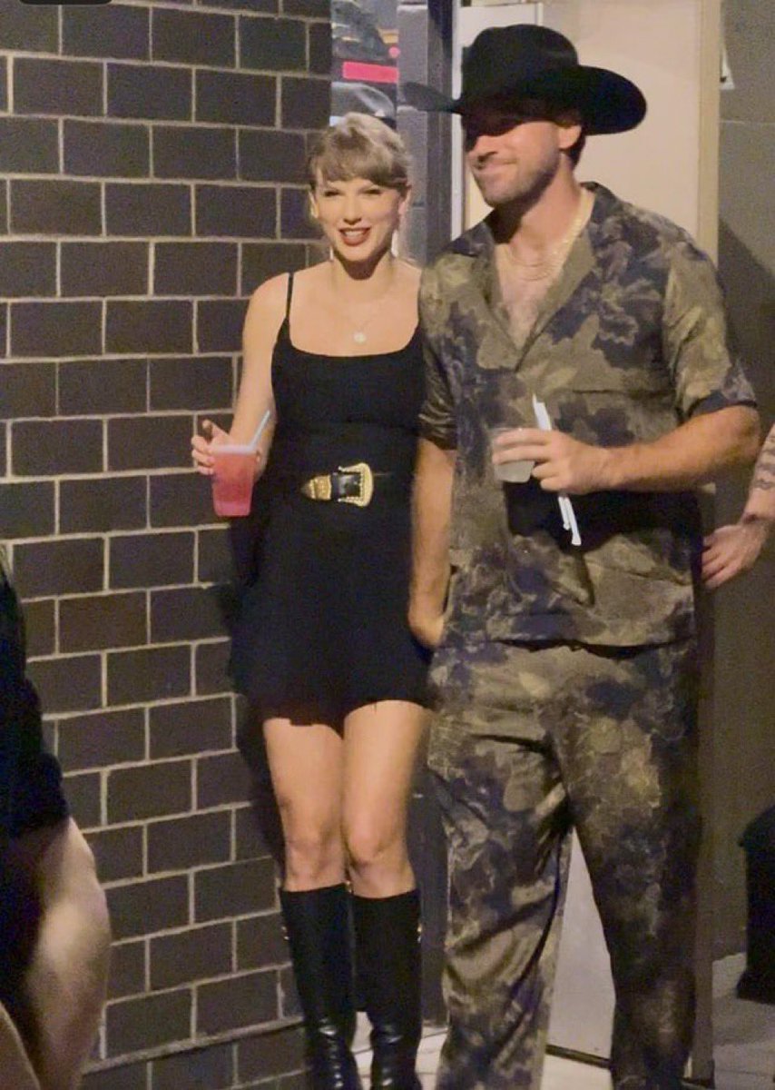 TayUpdatesARG's tweet image. 📸| No estoy entendiendo mucho el outfit de Travis pero eso ya es medio normal creo, no? 🤣 Amamos 🥰