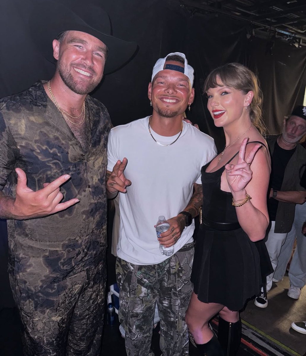 TayUpdatesARG's tweet image. 📸| No estoy entendiendo mucho el outfit de Travis pero eso ya es medio normal creo, no? 🤣 Amamos 🥰