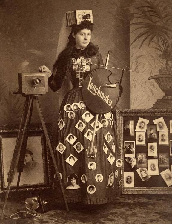 Banner Lady (バナーレディ)1870年代に特異な広告写真「人間看板」が考案されました。小売店は舞台女優や有名な娼婦、町で人気のある女性を雇い、服や髪に店の商品を飾り、店の看板を持ってポーズをとらせていました。宝石店や写真店、菓子店など様々な広告ファッションが楽しめます。 