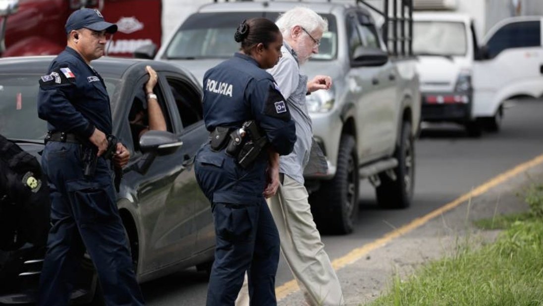 SuntracsPanama's tweet image. A este que asesinó a nuestros patriotas,
no lo pasearon bajo la lluvia semidesnudo;
no lo raparon el pelo;
no lo torturaron;
Muy al contrario, una fémina lo llevó y le invitó un café.