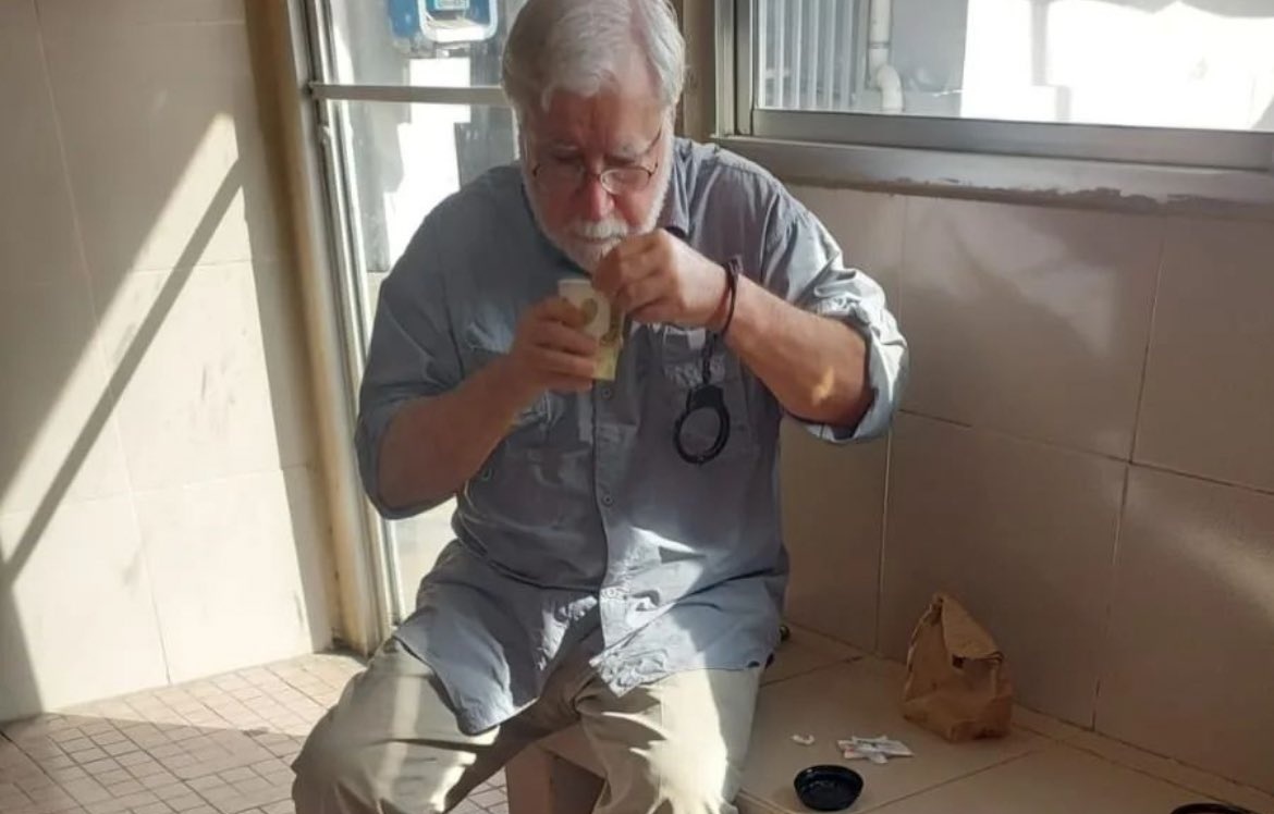 SuntracsPanama's tweet image. A este que asesinó a nuestros patriotas,
no lo pasearon bajo la lluvia semidesnudo;
no lo raparon el pelo;
no lo torturaron;
Muy al contrario, una fémina lo llevó y le invitó un café.