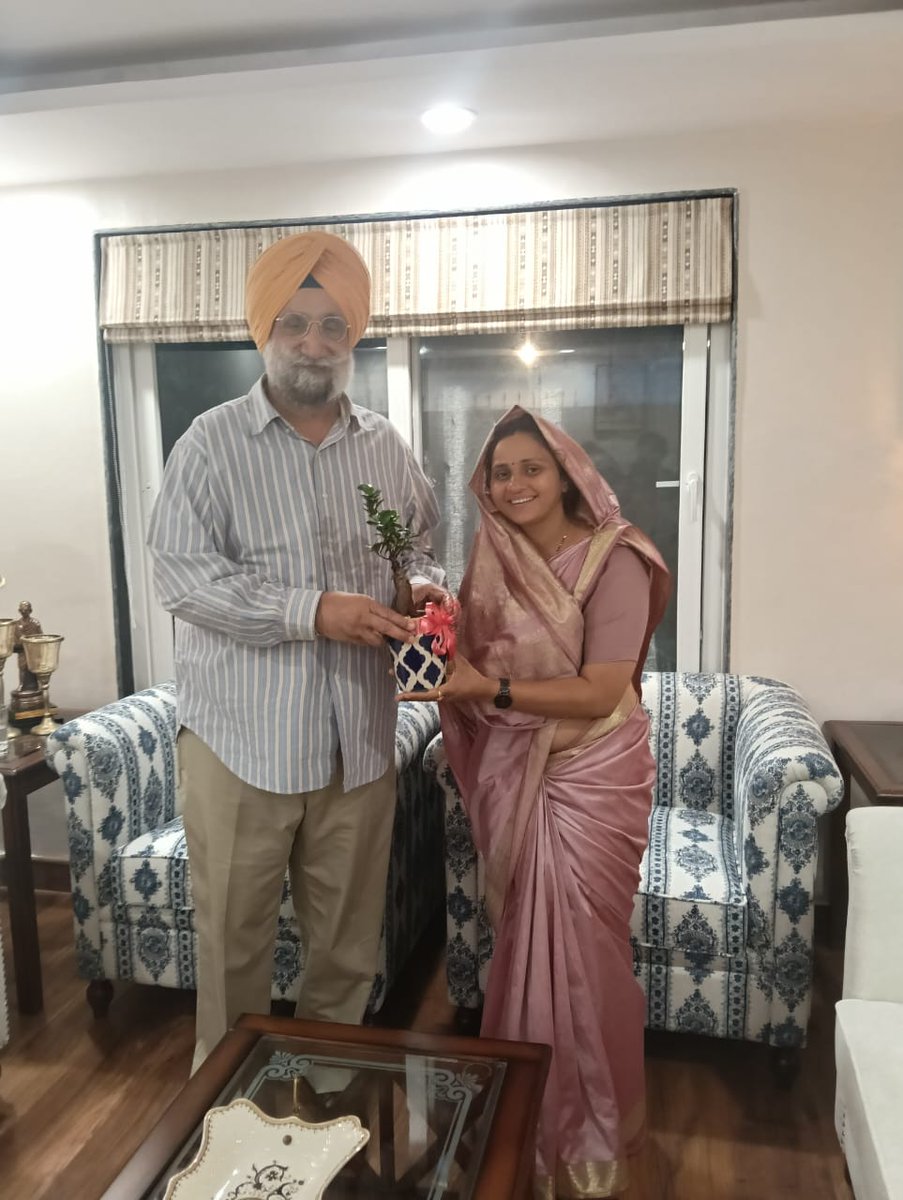 Sanjna Jatav (@incsanjanajatav) on Twitter photo राजस्थान कांग्रेस प्रभारी एवं सांसद आदरणीय श्री <a href="/Sukhjinder_INC/">Sukhjinder Singh Randhawa</a> जी से आत्मीय भेंट कर उनका स्नेहपूर्ण मार्गदर्शन एवं आशीर्वाद प्राप्त किया।
इस अवसर पर संगठनात्मक विषयों पर विस्तृत चर्चा हुई तथा पार्टी को और अधिक सशक्त एवं जनसेवी बनाने हेतु प्रेरणादायी सुझाव मिले। राजस्थान कांग्रेस प्रभारी एवं सांसद आदरणीय श्री <a href="/Sukhjinder_INC/">Sukhjinder Singh Randhawa</a> जी से आत्मीय भेंट कर उनका स्नेहपूर्ण मार्गदर्शन एवं आशीर्वाद प्राप्त किया।
इस अवसर पर संगठनात्मक विषयों पर विस्तृत चर्चा हुई तथा पार्टी को और अधिक सशक्त एवं जनसेवी बनाने हेतु प्रेरणादायी सुझाव मिले।