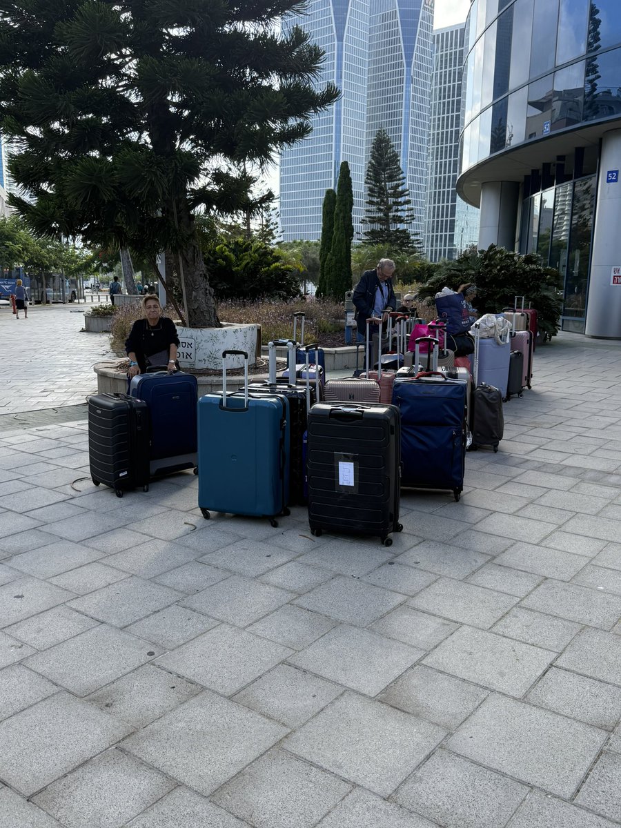 Matthieu Clouvel Gervaiseau (@matthieuclouvel) on Twitter photo #TravailDequipe#Consulaire
🤩 équipes <a href="/CdCMAE/">Centre de Crise et de Soutien</a> <a href="/FranceJerusalem/">France à Jérusalem 🇫🇷 🇪🇺</a> <a href="/franceenisrael/">La France en Israël</a> #ConsulatGénéralFranceTelAviv mobilisées tôt ce matin pour le 1er des 3 vols militaires du jour #TravailDequipe#Consulaire
🤩 équipes <a href="/CdCMAE/">Centre de Crise et de Soutien</a> <a href="/FranceJerusalem/">France à Jérusalem 🇫🇷 🇪🇺</a> <a href="/franceenisrael/">La France en Israël</a> #ConsulatGénéralFranceTelAviv mobilisées tôt ce matin pour le 1er des 3 vols militaires du jour