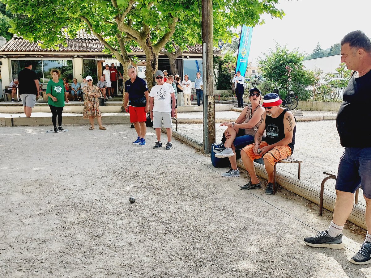 departement13's tweet image. 👵⚪️ 👴 2ème édition du tournoi de #pétanque pour nos personnes du #BelÂge

Nous avons organisé cet événement convivial où les seniors de nos Maisons du #BelÂge se sont affrontés… Les meilleurs se retrouveront pour la finale sur les terrains du @MondialLaMars le 9/06.