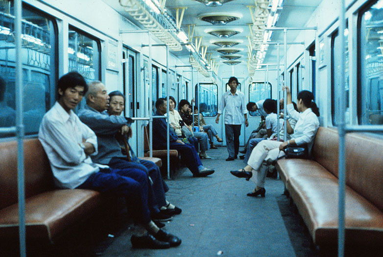 1983年的天津地鐵。天津地鐵於1976年1月試營運，是共產中國第二條投入營運的地鐵路線。天津是共產中國第二個開通地鐵的城市（第一個是北京）。
#幽燕歷史照片
#燕國獨立唯一出路