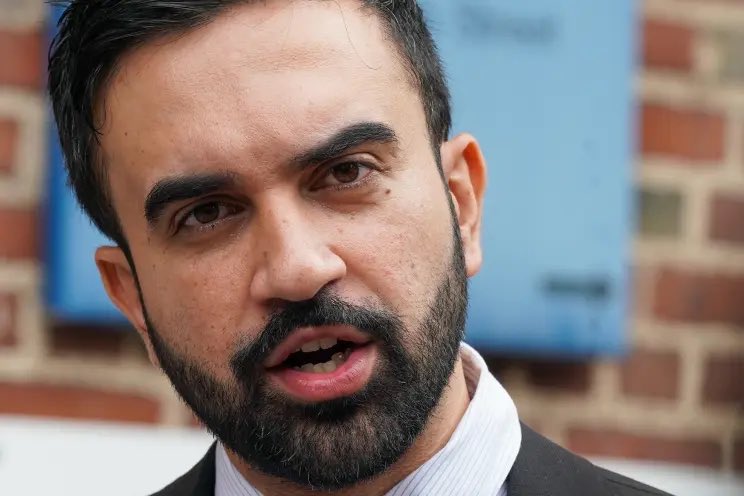 CarolineFourest's tweet image. À New-York, ville refuge, les démocrates ont élu un candidat violemment anti-sioniste et proche des frères pour la mairie… C’est dire si l’Amérique s’enfonce dans la polarisation. Surpris ? Pas si vous lisez @franctireurmag. 
Car là aussi  un article de @srodan l’avait vu venir…