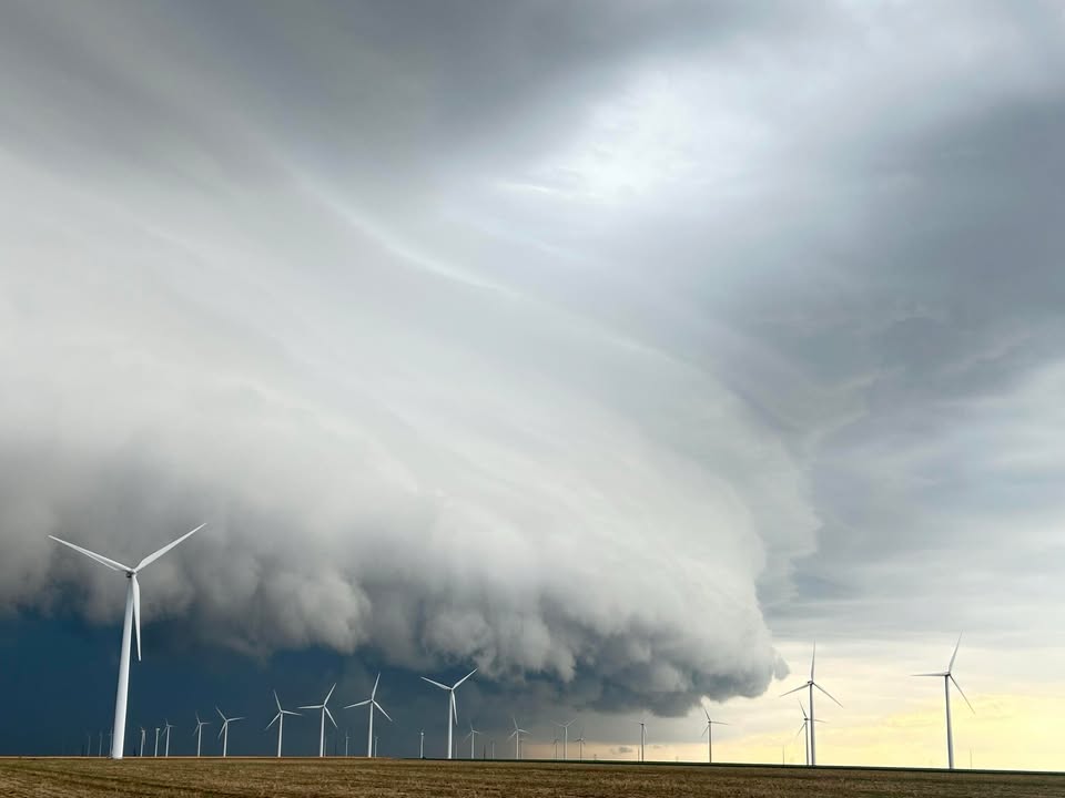 WOW!!! Amazing shot by Mary Linda Strecker this evening in Spearville, Kansas. #KAKEnews #kswx