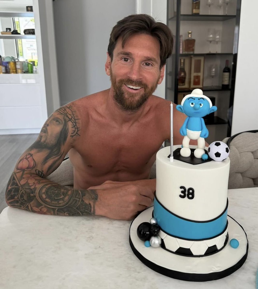 Demasiado buen tipo. Es el mejor de todos y se caga de risa con el pastel de pitufo que le hicieron en su cumpleaños. Genio!
#Messi 🐐