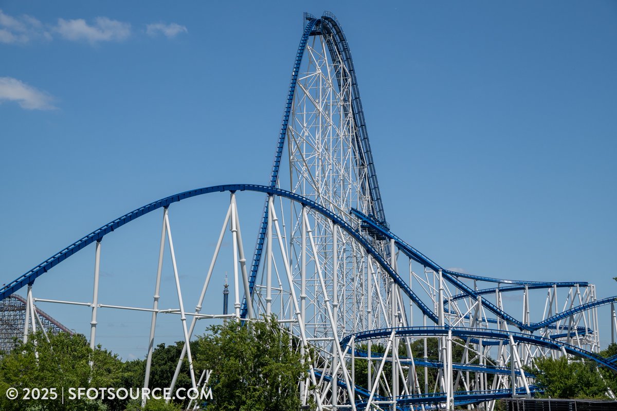 AmusementSource's tweet image. Titan&apos;s &quot;glow up&quot; at Six Flags Over Texas has really come along as the roller coaster strikes the skyline with its dark blue track and white supports!

#SixFlagsOverTexas #SFOTSource #RollerCoaster #SixFlags #ThemePark #Arlington #DFW #AmusementSource