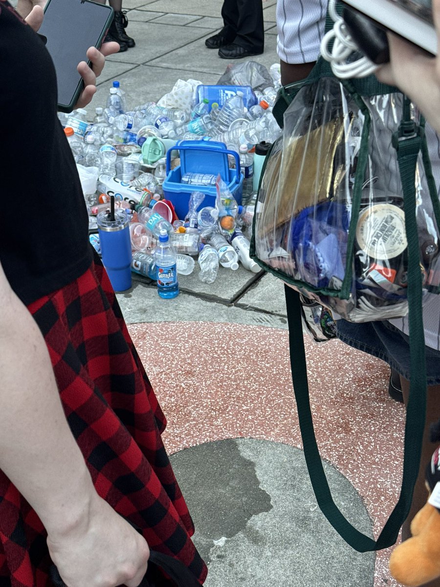 gwsbranden's tweet photo. “allowed to bring in sealed water bottles or empty to refill” mind you this was the entrance bc they told us no water was allowed even if its empty !!! #StrayKids_dominATE https://t.co/nrfUhTcn8y