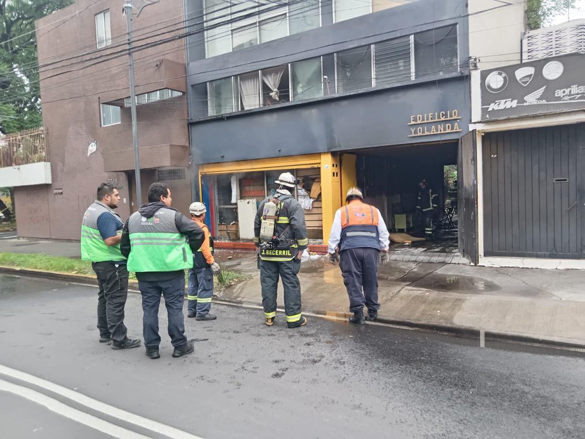 👩🏼‍🚒🔥 <a href="/Bomberos_CDMX/">Bomberos Ciudad de México Oficial</a> y la UGIRPC Coyoacán atendieron incendio en Canal de Miramontes y Av. Del Parque, colonia Avante. Solo se reportan daños materiales.

#ContigoImparables 👷🏽👨🏻‍🚒