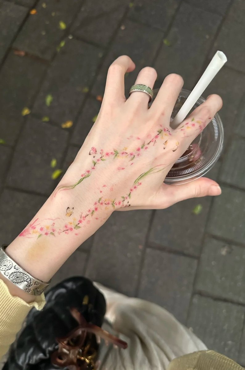 jjl08158460's tweet image. 花在我的伤疤处发芽🌱🌸tattoo
＃纹身贴 ＃女孩