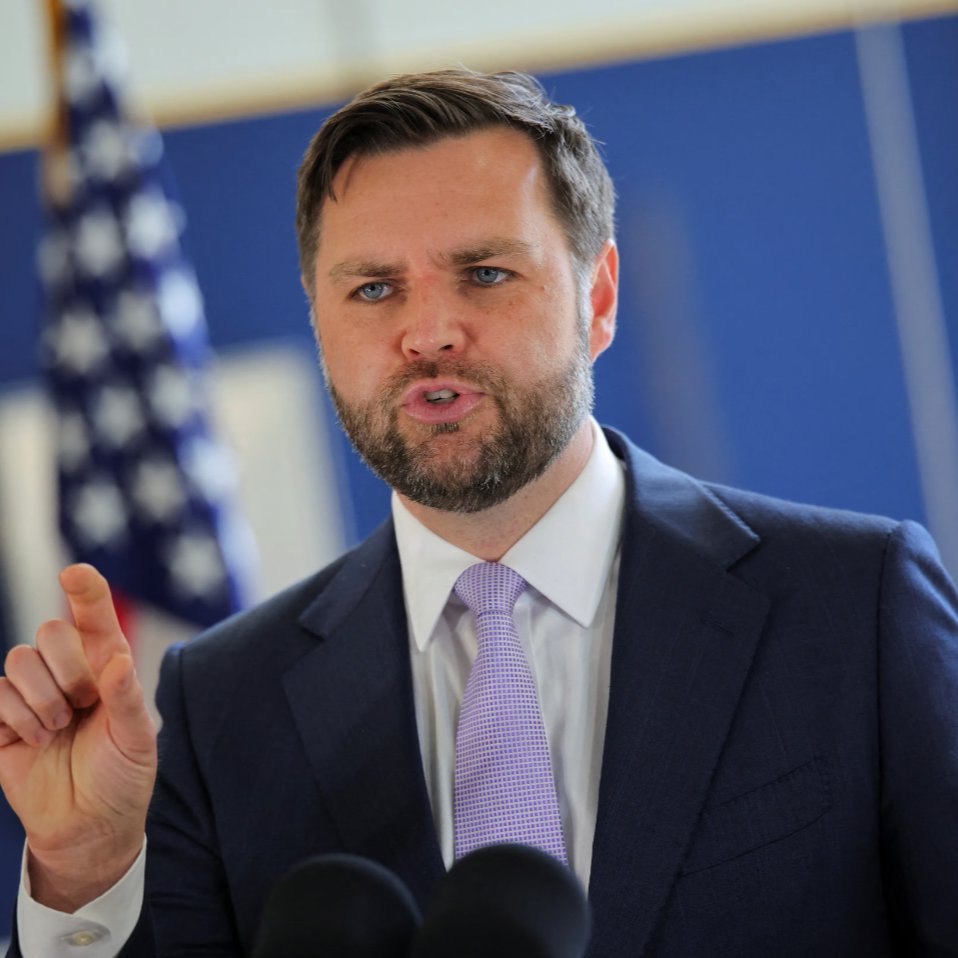 🚨 BREAKING: "Vicepresidente JD Vance critica la decisione di Powell di tagliare i tassi di interesse prima delle elezioni, ma non ora con l'inflazione in calo"