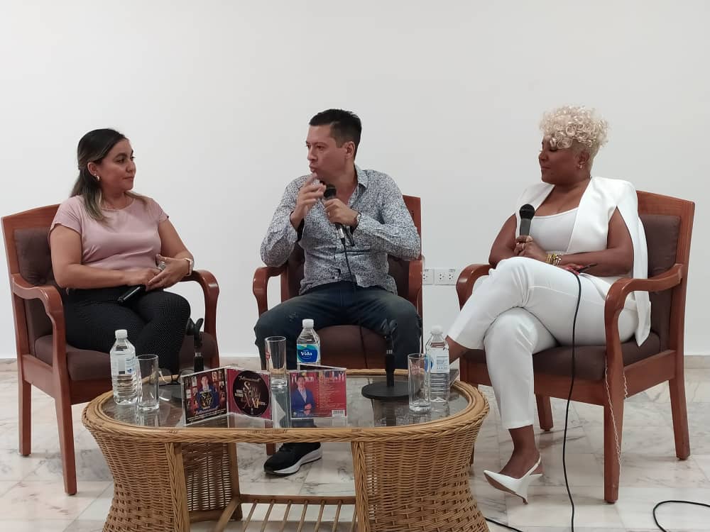 #DetrásDeLaPortada | La Sala Villena de la #UNEAC acogió la presentación del disco “Internacional”, producido por Bis Music y Roniel Alfonso. Al encuentro asistió Marta Bonet, presidenta de la UNEAC, junto a creadores y músicos que celebraron la obra discográfica.