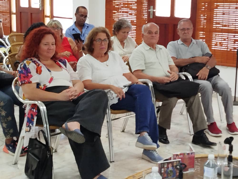 UNEAC_online's tweet photo. #DetrásDeLaPortada | La Sala Villena de la #UNEAC acogió la presentación del disco “Internacional”, producido por Bis Music y Roniel Alfonso. Al encuentro asistió Marta Bonet, presidenta de la UNEAC, junto a creadores y músicos que celebraron la obra discográfica. https://t.co/wAsrTtQl48