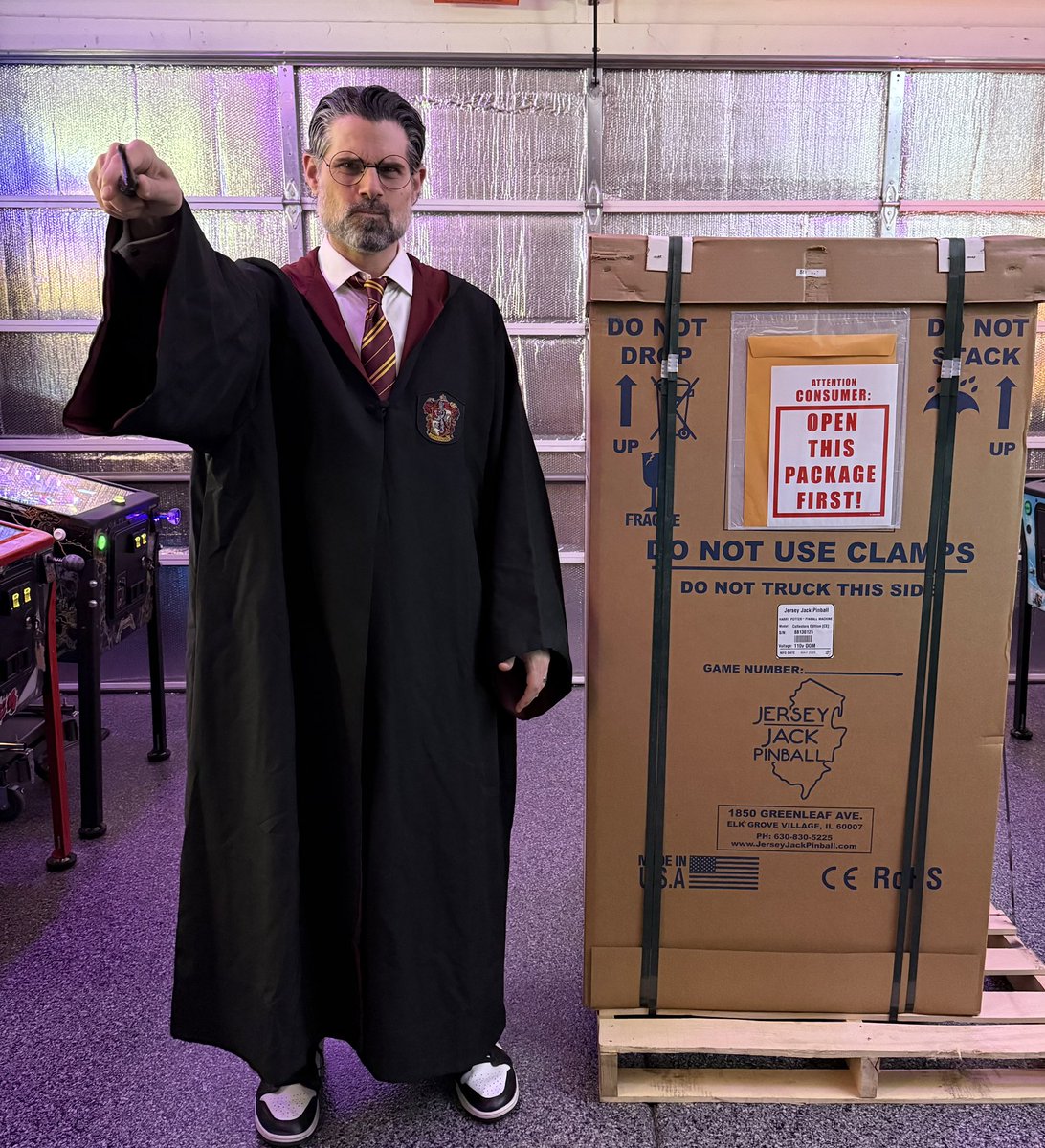 “Expecto Patronum” - Time to unbox this thing! 

No idea what that spell does by the way 🤔 Maybe I should check the spells before casting them... 🤣

#pinball #harrypotter