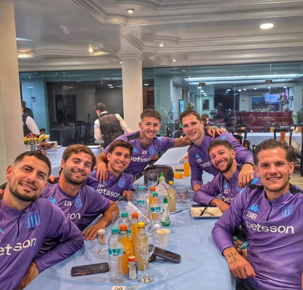 RacingManiacos's tweet photo. LA FOTO DE UNA PARTE DEL PLANTEL DE #RACING EN PARAGUAY 😁

¡VAMOS, MUCHACHOS! 🎓💙 https://t.co/uSmXoAqxGM