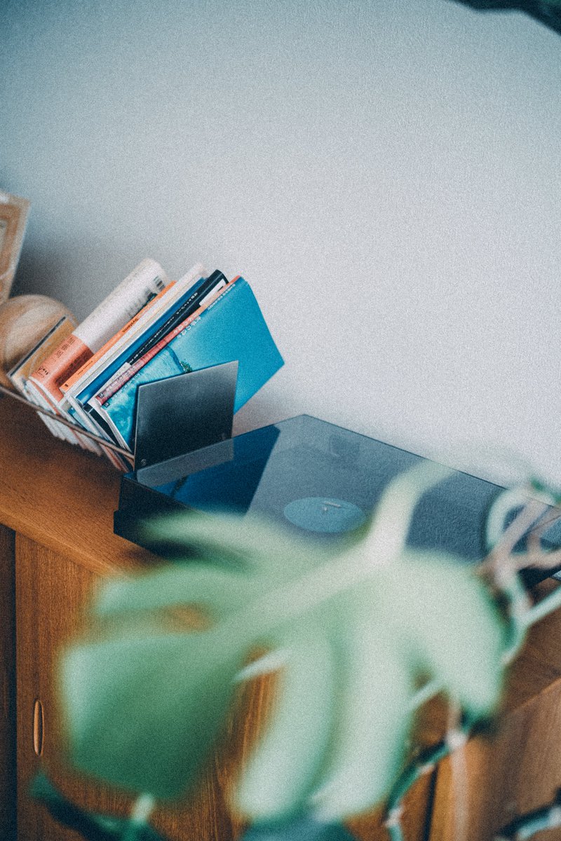雨の日は雨の日の音楽を聞くと、雨も悪くないと思える☂️今思うと、晴れの日は清々しい曲を聞いて、帰り道は静かな曲を聞いている気がする。