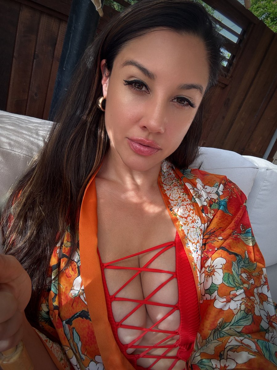 Live now Twitch.tv/cearalynch