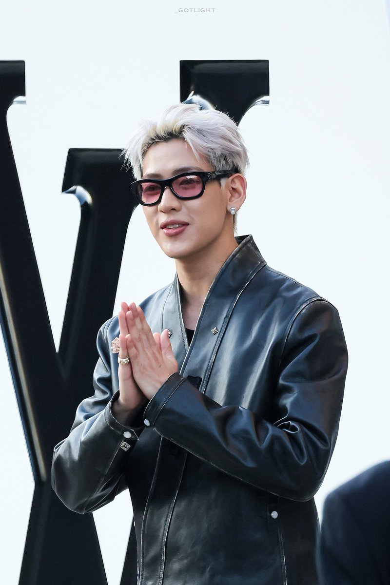 PiggyBammie's tweet image. The look said “don’t blink, you’ll miss greatness.”
#BamBamxLVMenSS26
#LVMenSS26
#SpringSummer26
#LouisVuitton @LouisVuitton 
#BamBam #뱀뱀 @BamBam1A