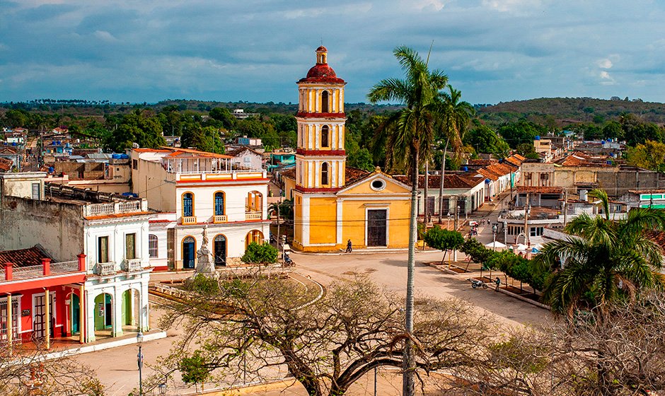 , San Juan de los Remedios no solo celebra su historia: la camina. Y la camina con orgullo. Con sus calles encendidas de cultura. Con sus plazas abiertas al diálogo. Con sus balcones llenos de flores, leyendas#CubaMined@RafelAngelGonz1