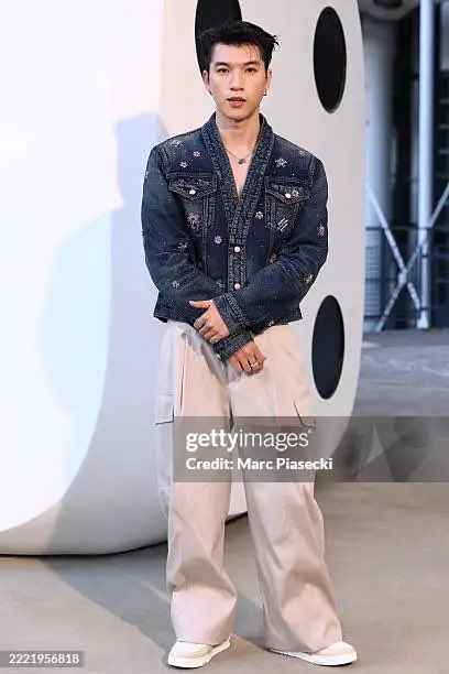 Ledung309's tweet photo. HIEUTHUHAI quá cuốn trong phục của @LouisVuitton 
#HIEUTHUHAIxLVMenSS26
HIEUTHUHAI in Paris for LVMenSS26 https://t.co/oLHNZkNwUz