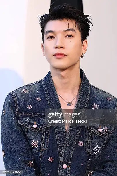Ledung309's tweet photo. HIEUTHUHAI quá cuốn trong phục của @LouisVuitton 
#HIEUTHUHAIxLVMenSS26
HIEUTHUHAI in Paris for LVMenSS26 https://t.co/oLHNZkNwUz