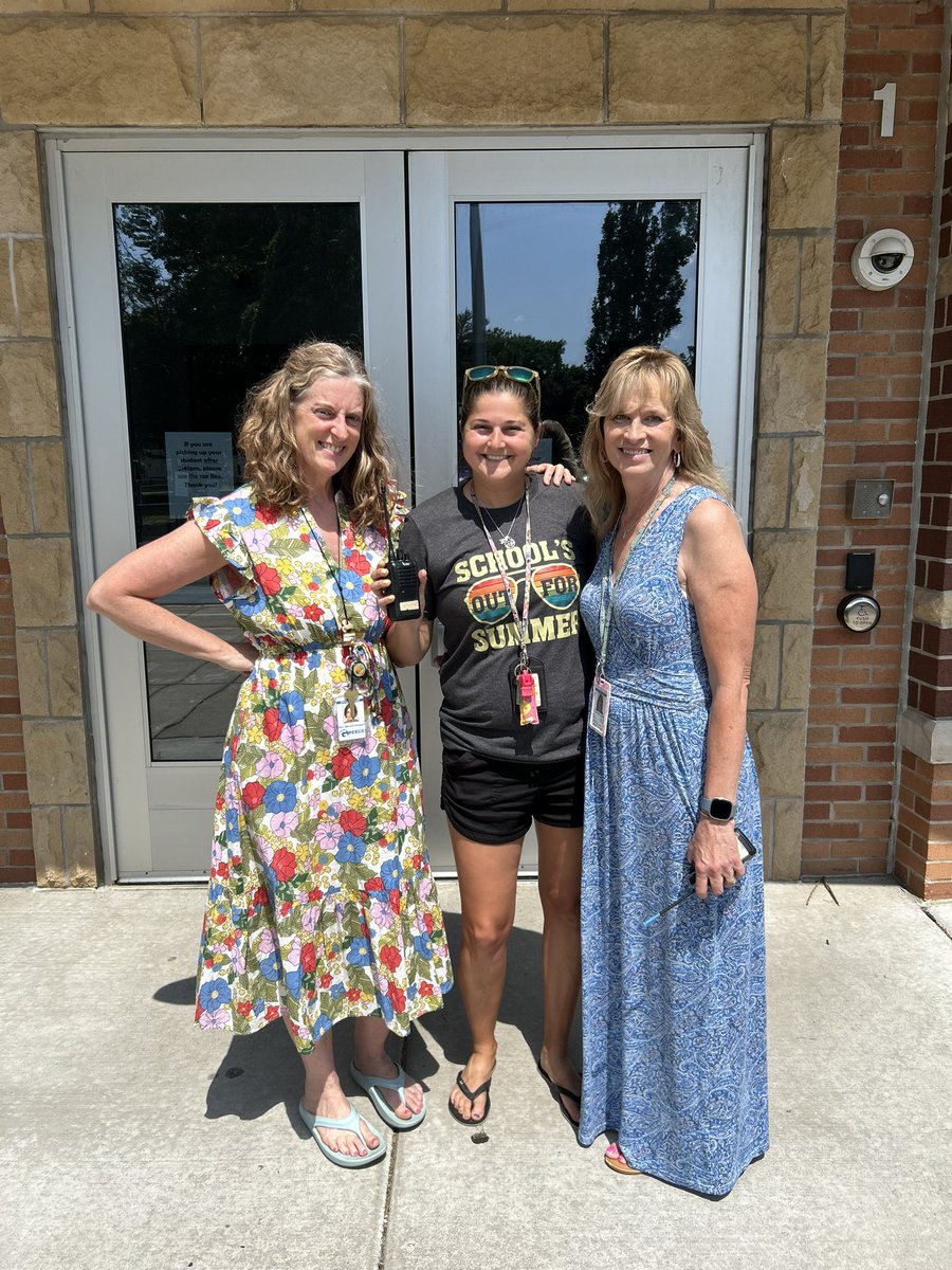 AMKelly7292's tweet photo. Happy Last Day of School!!!! 
@holmesroadtweet https://t.co/0wFShQWf67