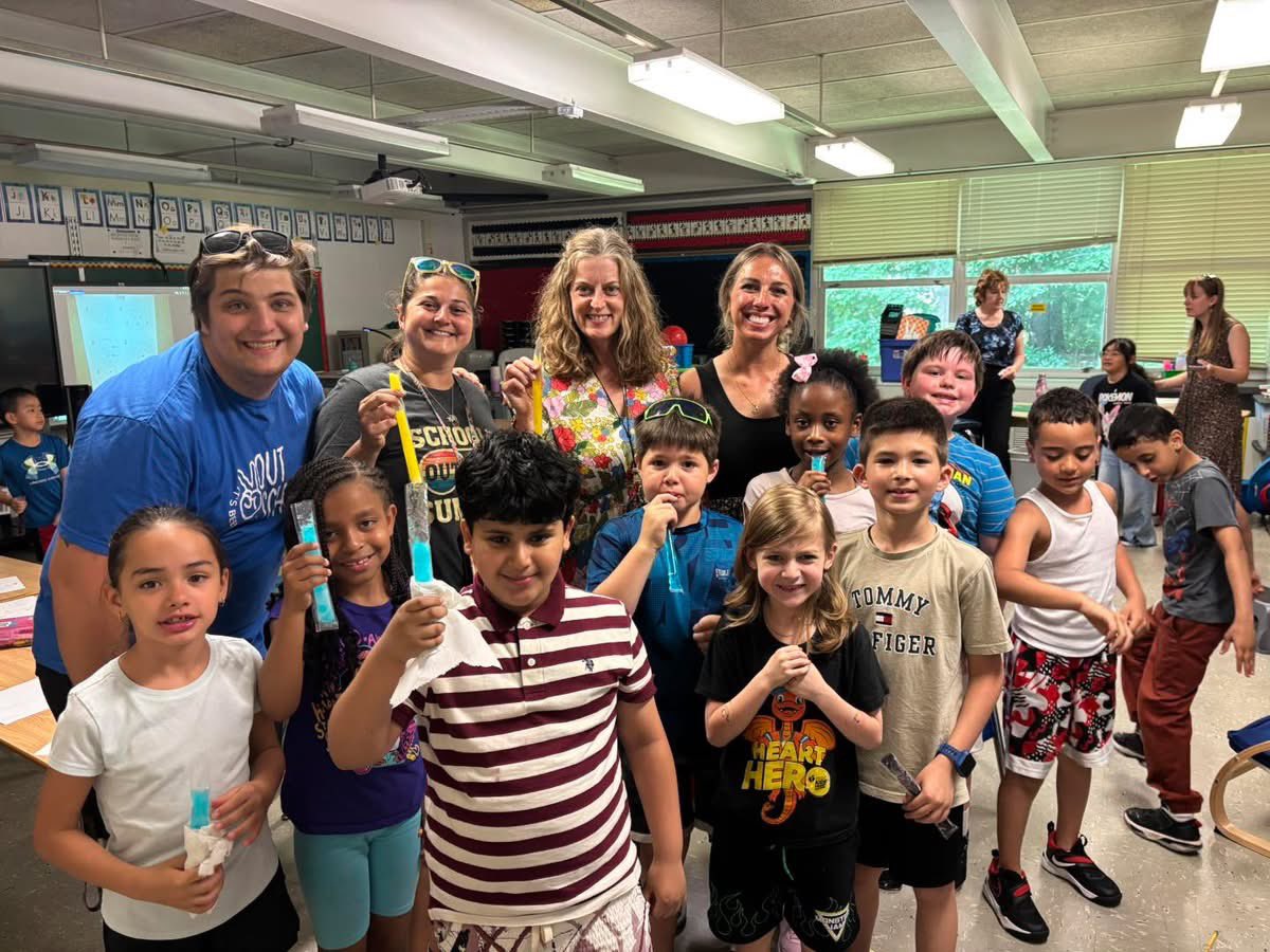 AMKelly7292's tweet photo. Happy Last Day of School!!!! 
@holmesroadtweet https://t.co/0wFShQWf67