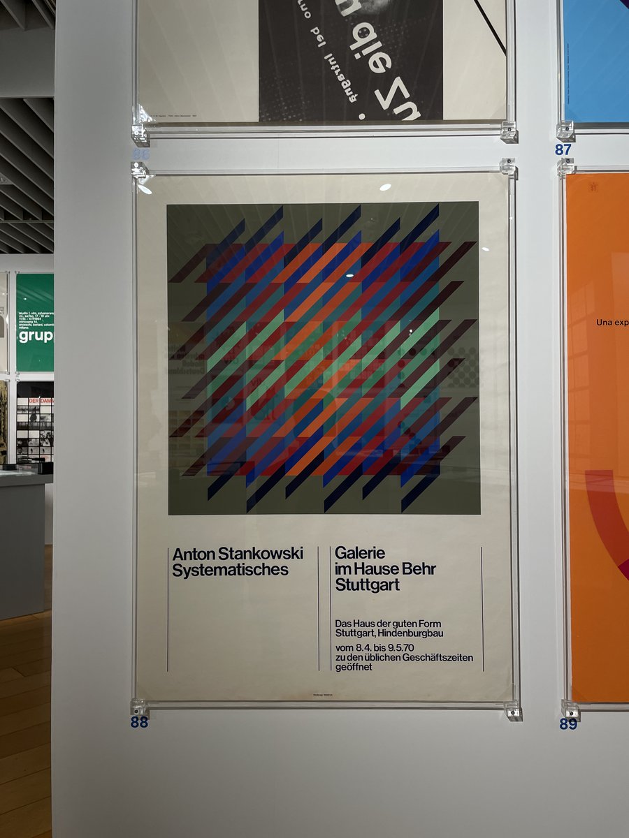 もし完璧なグラフィックデザインとブランディングがどのようなものか知りたいなら、現在 <a href="/ggg_gallery/">ギンザ・グラフィック・ギャラリー（ggg）</a>  で開催中の「ドイツのアイデンティティ・システム」に関する展示は必見です。
歴史的にも非常に影響力のあるデザインの数々を含む、美しく厳選されたオリジナル資料が展示されています。