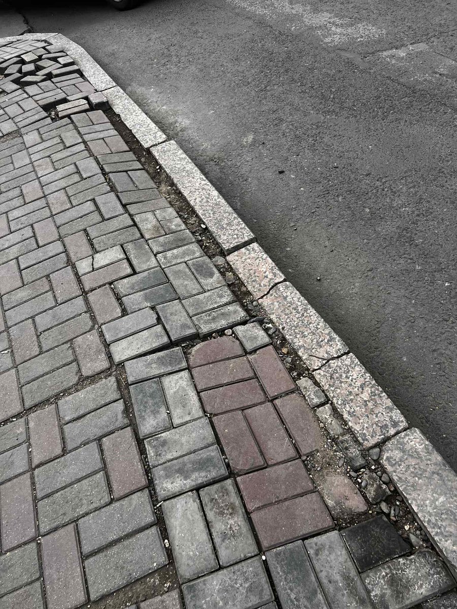 20 жилийн настай л гэж сонссон доо. 1 жил болoлгүй 2 хуваагдчихаж.