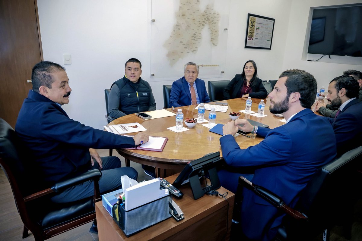 secti_edomex's tweet photo. El Srio. Miguel Ángel Hernández Espejel, el Coordinador de Asuntos Internacionales, José Pablo Montemayor Camacho y Christian Valero Rosé de la Universidad Europea se reunieron para generar alianzas estratégicas que impulsen la educación media superior y superior en el extranjero https://t.co/YvwZKdvAJv