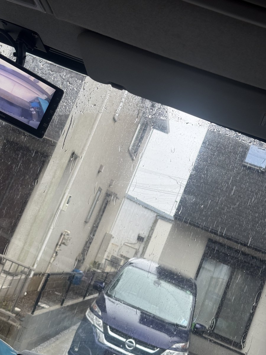 こんな豪雨の中屋根ない状態で家電積むの正気か？😇