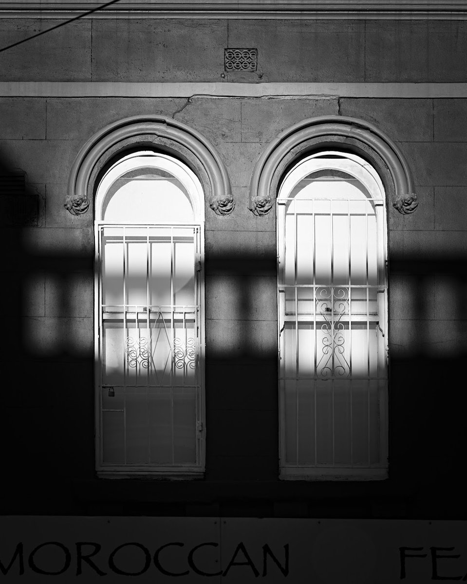 HomeWhenWalking's tweet image. 🌘 Two arched windows sigh—
 light enters between the bars,
 trapped in morning dust.

👣 Join my steps on Instagram: instagram.com/homewhenwalkin…
 
🌐 Upcoming exhibitions and talks: sepasama.com

#Photography #WalkingAsResearch #Peace