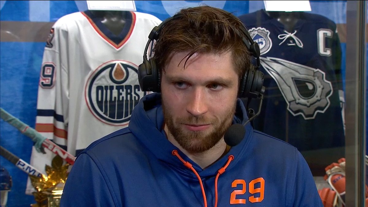 This hockey player kind of looks like Emil Kirkegaard...