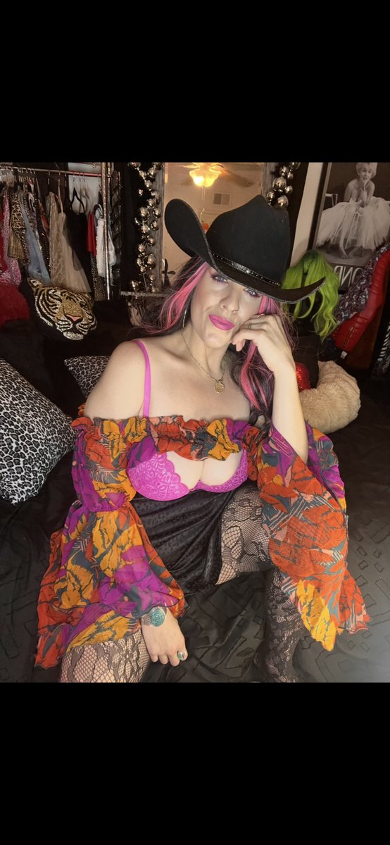 msmonroe777's tweet photo. Intelligence is the sexiest attribute in my book. I don’t judge covers because a shell that may be beaten or not the best looking can have the best knowledge creating a Devine soul.. I’m not a woman that wants to miss out on that! So tell me… what’s on your mind? ☺️🫦✨ #msmonroe #wonderland #lingerie #sexy #liveperformer
