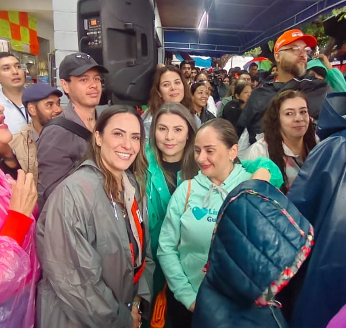FabiolaCuan's tweet photo. Los #MartesComunitarios nos permiten escuchar y dar solución a las necesidades de la gente, trabajando en equipo, en la calle y cerquita a las y los tapatíos. https://t.co/yf9C2uwnD8