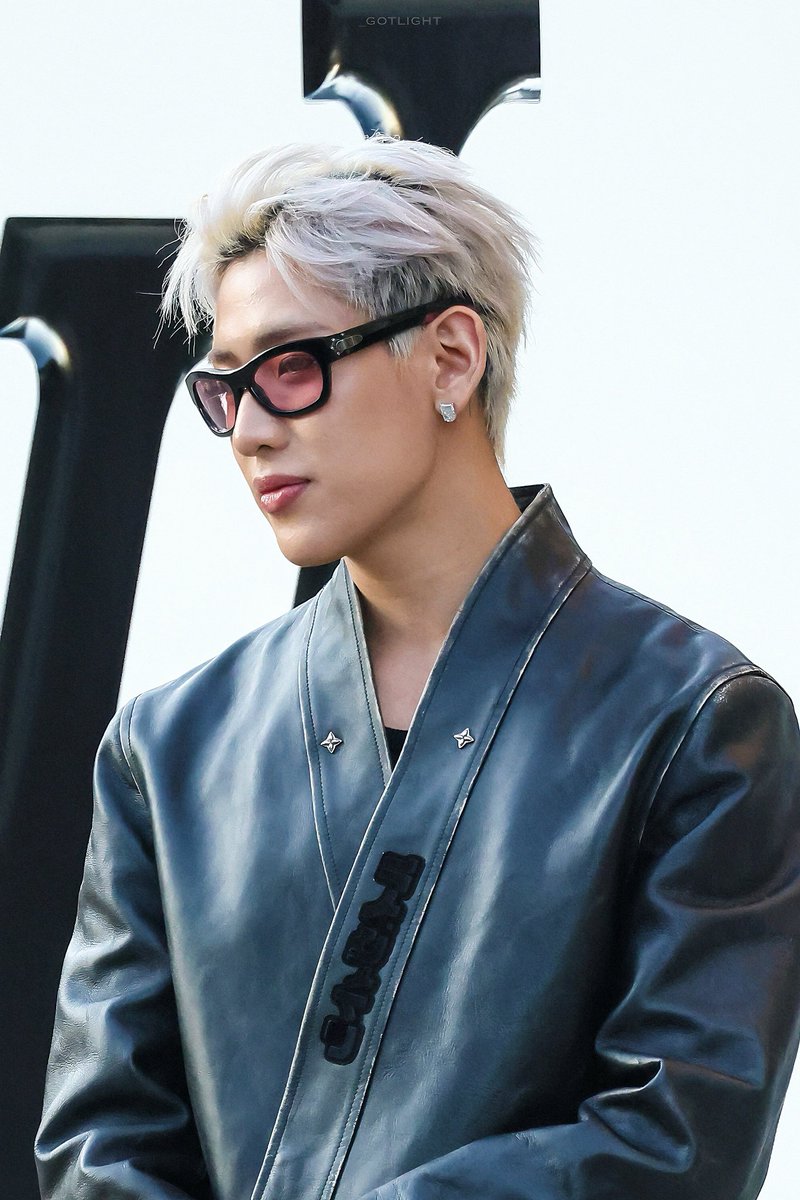 LuisVil98319060's tweet image. BamBam came, saw, and dazzled. The legendary fashion icon once again captivated the entire audience with his beauty, charm, and bold, youthful style
🤵👑🤵💪✨💯
      
LOUIS VUITTON ICON BAMBAM
#BamBamxLVMenSS26
#LVMenSS26
#SpringSummer26
#LouisVuitton @LouisVuitton 
#BamBam…