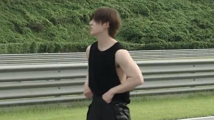 coups being sleeveless every time he’s casually walking by in these vids… consistency 👏